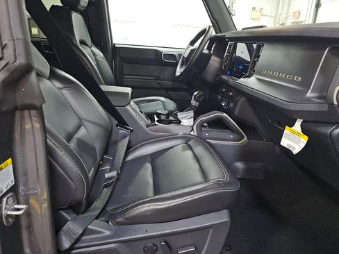 Used 2025 Ford Bronco Badlands image 11