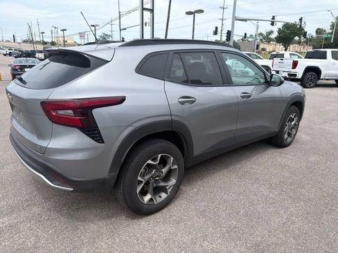 Used 2025 Chevrolet Trax LT FWD image 18