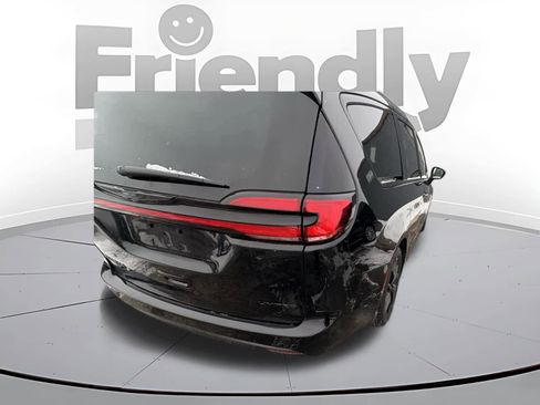 Used 2025 Chrysler Pacifica Limited image 7