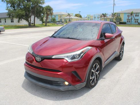 Used 2018 Toyota C-HR XLE FWD image 1