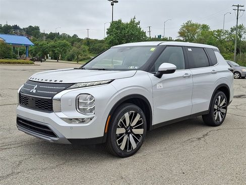 New 2025 Mitsubishi Outlander SE image 2