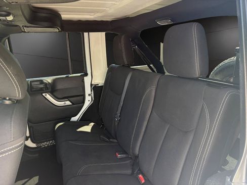 Used 2018 Jeep Wrangler Unlimited Sahara AWD/4WD image 13