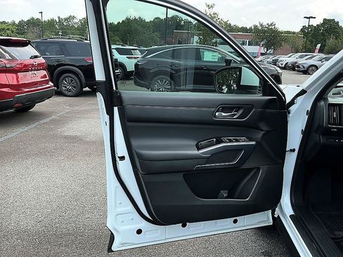 Certified 2025 Nissan Pathfinder SL w/ SL Premium Package FWD image 11