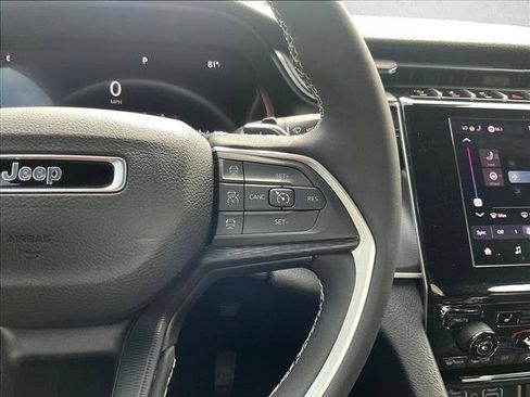 Used 2025 Jeep Grand Cherokee Laredo w/ Luxury Tech Group I RWD image 18