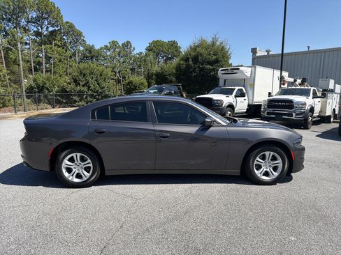 Used 2019 Dodge Charger SXT RWD image 9