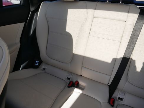 Used 2023 Mercedes-Benz GLC 300 4MATIC image 12