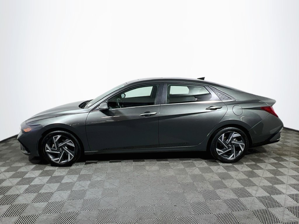 Used 2025 Hyundai Elantra Limited FWD image 4