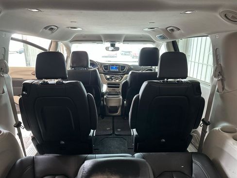 Used 2018 Chrysler Pacifica Touring-L FWD image 16
