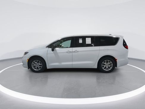 Used 2024 Chrysler Pacifica Touring-L image 5
