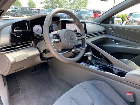 Used 2023 Hyundai Elantra SEL w/ Convenience Package FWD image 9