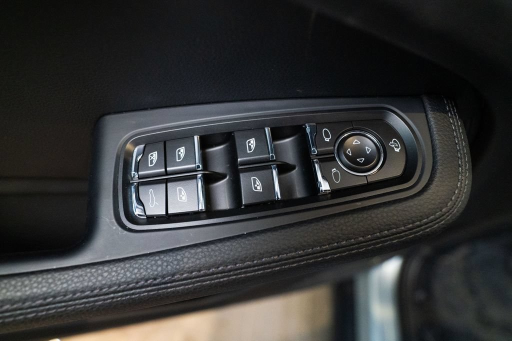 Certified 2025 Porsche Macan AWD/4WD image 18
