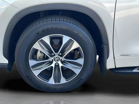 Used 2021 Toyota Highlander XLE AWD/4WD image 29