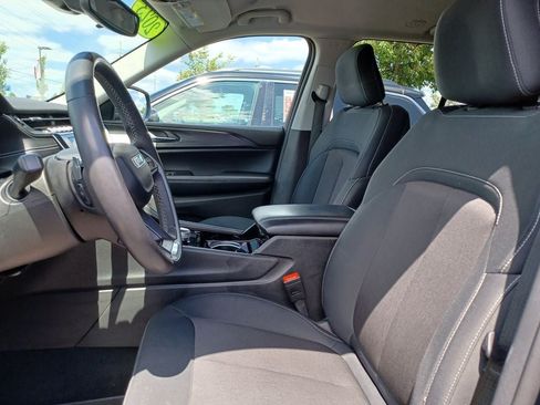Used 2023 Jeep Grand Cherokee Laredo w/ Luxury Tech Group I AWD/4WD image 8
