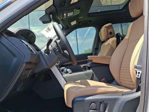 New 2025 Land Rover Discovery Dynamic SE image 9