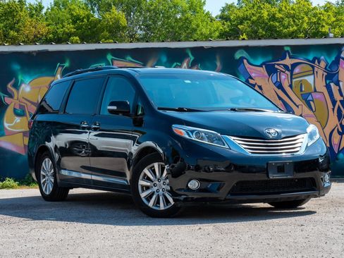 Used 2017 Toyota Sienna Limited Premium FWD image 3