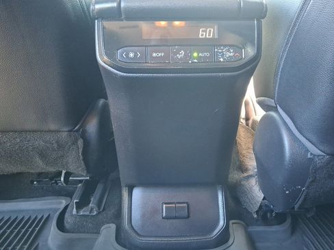 Used 2023 Toyota Highlander XLE FWD image 12