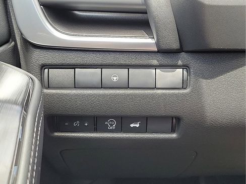 Used 2025 Nissan Rogue SV w/ SV Premium Package FWD image 14