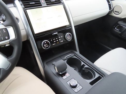 New 2024 Land Rover Discovery Dynamic SE image 19