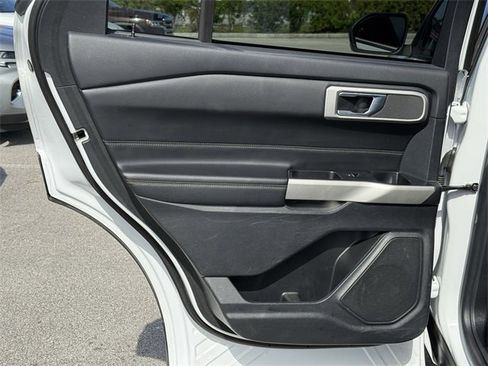 Used 2021 Ford Explorer XLT image 31