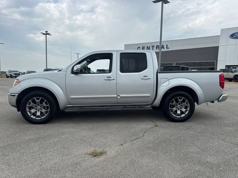 Used 2019 Nissan Frontier SL RWD image 3