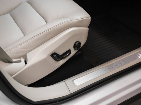 Used 2025 Volvo XC60 B5 Plus w/ Protection Package Premier image 22