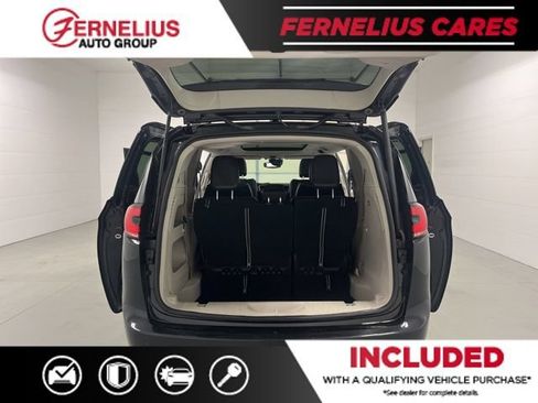 Used 2023 Chrysler Pacifica Limited FWD image 16