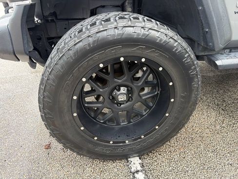 Used 2018 Jeep Wrangler Unlimited Sport AWD/4WD image 2