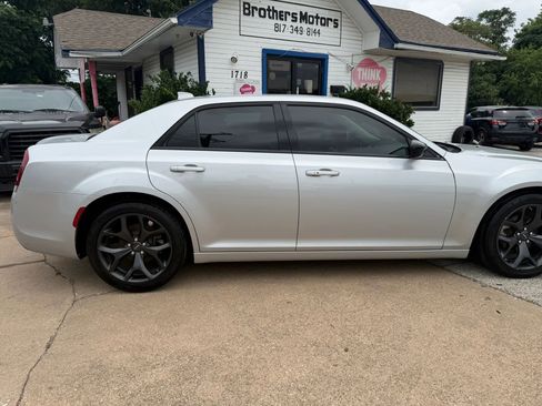 Used 2023 Chrysler 300 Touring w/ Sport Appearance Package RWD image 4