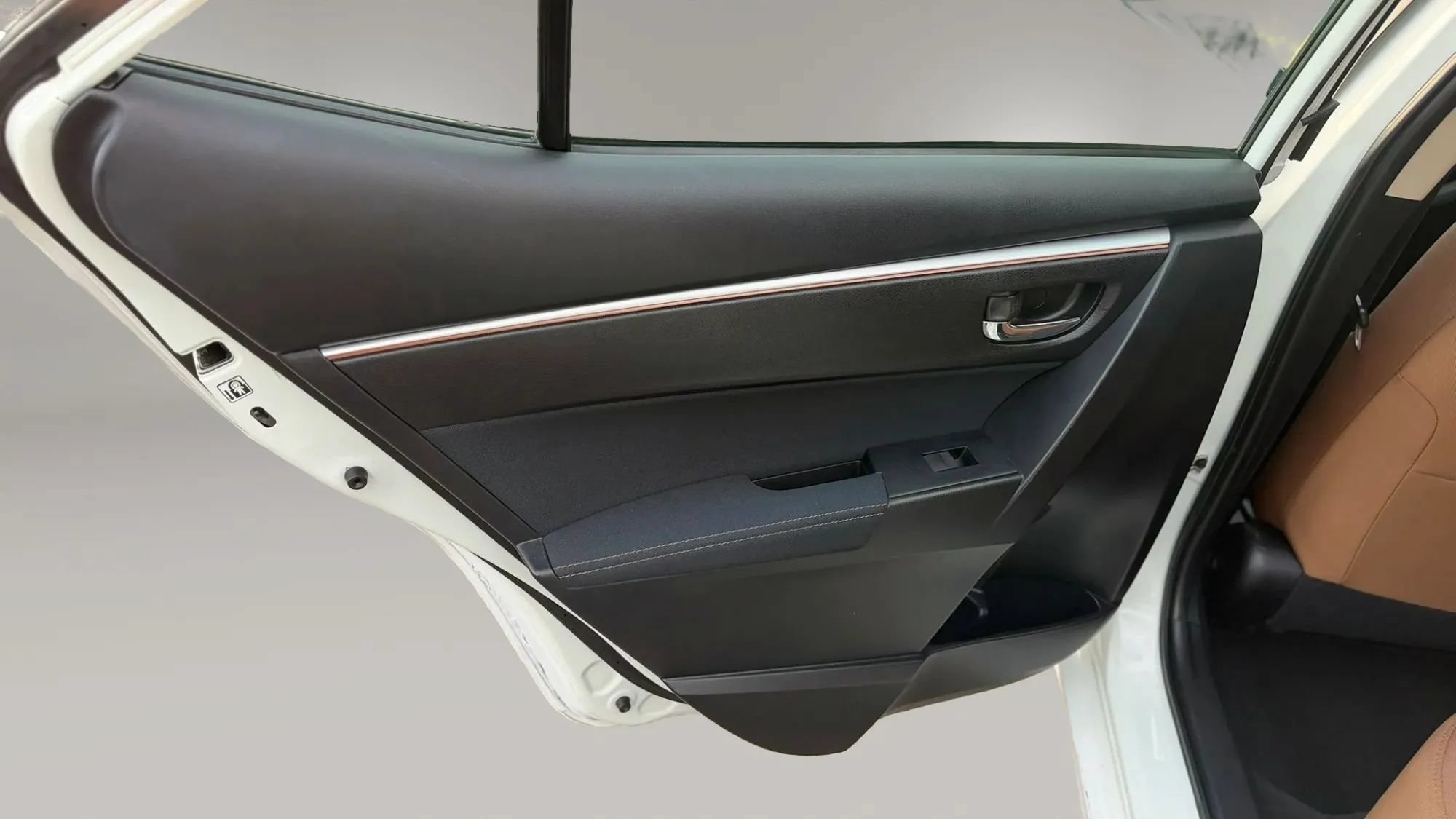 Used 2015 Toyota Corolla LE FWD image 13