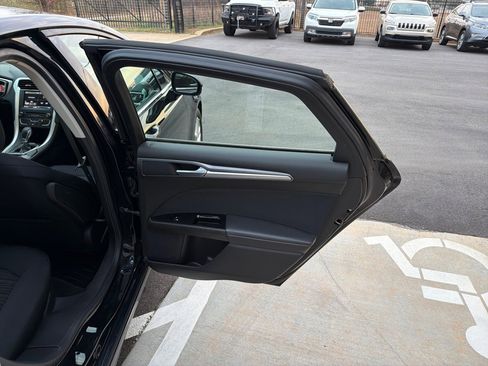 Used 2016 Ford Fusion SE image 12