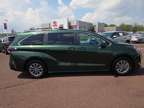 Used 2025 Toyota Sienna LE w/ LE Plus Package AWD/4WD image 2