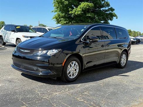 Used 2025 Chrysler Voyager LX FWD image 25