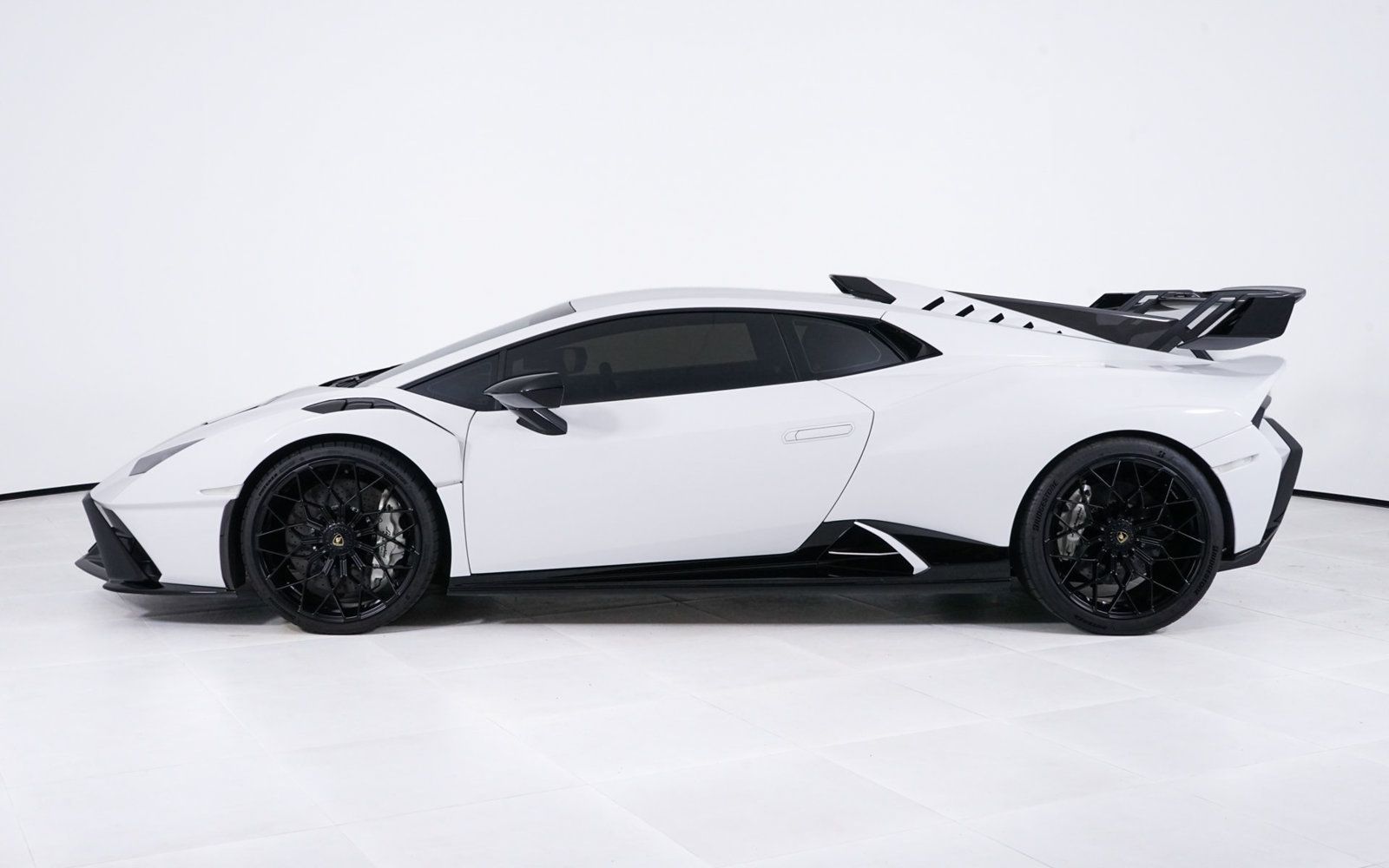 Used 2023 Lamborghini Huracan STO RWD image 2