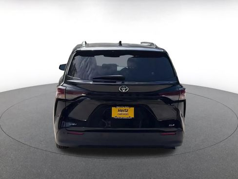 Used 2025 Toyota Sienna XLE FWD image 12
