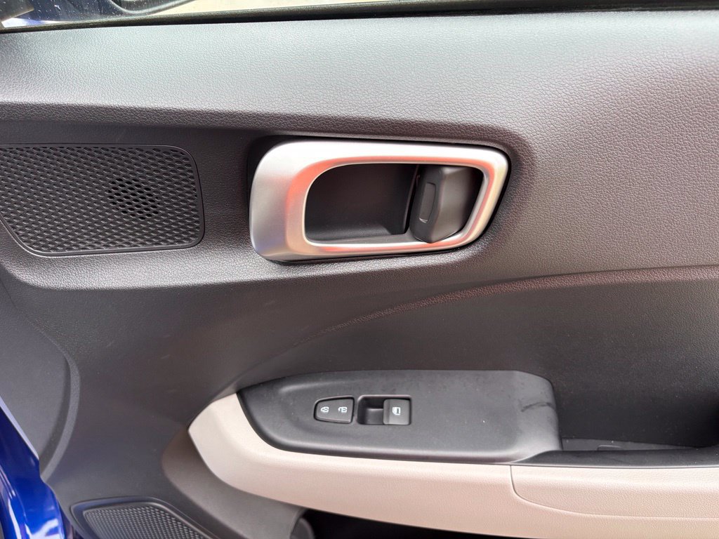 Used 2024 Hyundai Venue SEL FWD image 29
