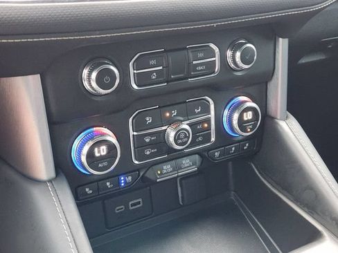 Used 2024 GMC Yukon SLT w/ SLT Luxury Package RWD image 19