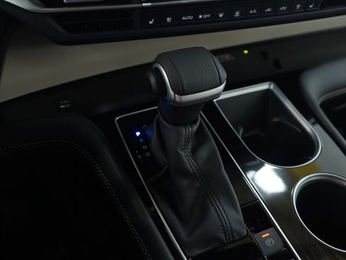 Used 2025 Toyota Sienna Platinum image 25