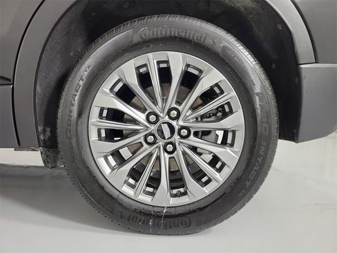 Certified 2025 Cadillac XT4 Premium Luxury image 10