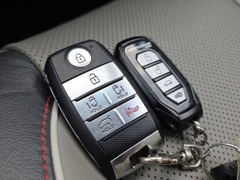 Used 2017 Kia Sedona LX w/ LX Essentials Premium Package image 35