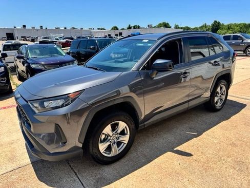 Used 2022 Toyota RAV4 LE AWD/4WD image 3