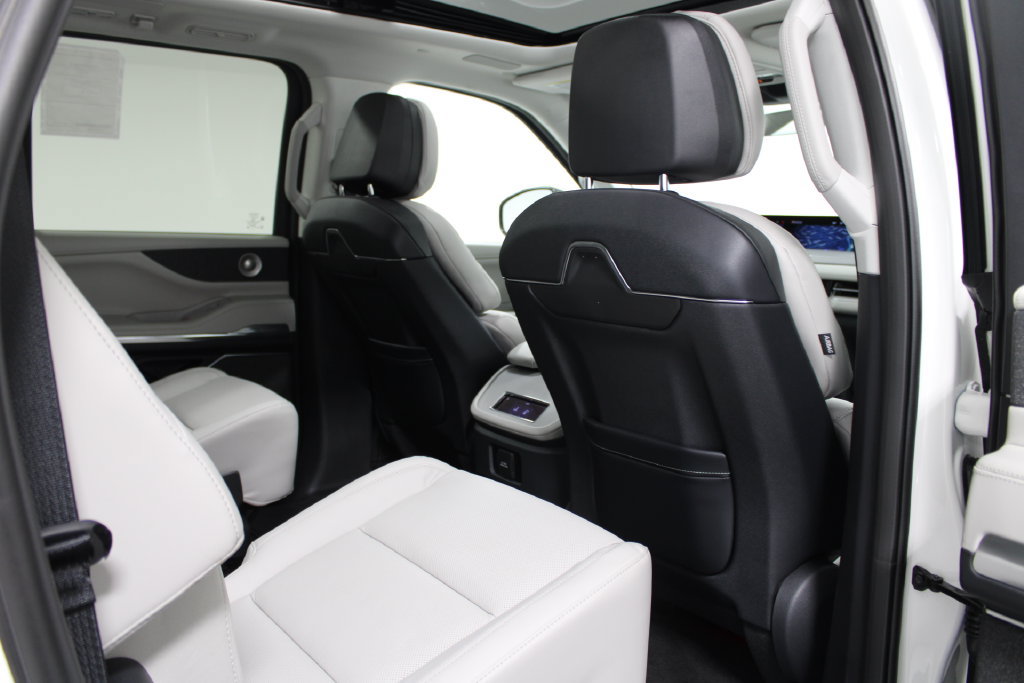 New 2026 Lincoln Navigator L Reserve AWD/4WD image 37
