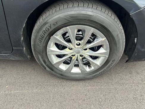 Used 2016 Toyota Camry LE image 32