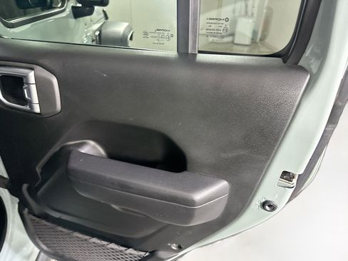 Used 2023 Jeep Wrangler Unlimited AWD/4WD image 28