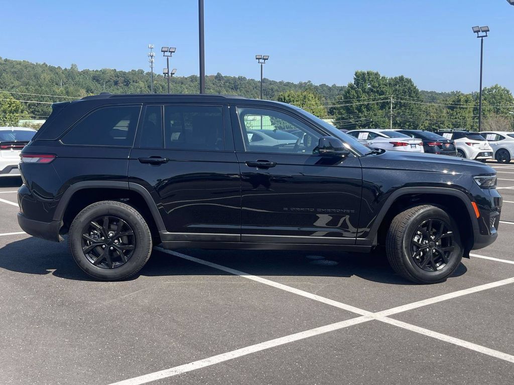 Used 2025 Jeep Grand Cherokee Altitude AWD/4WD image 2