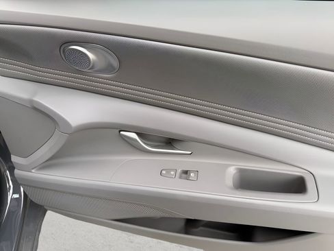 Used 2025 Hyundai Elantra SEL image 25