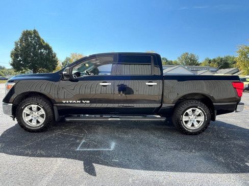 Used 2018 Nissan Titan SV image 4
