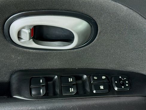 Used 2016 Kia Soul + FWD image 22