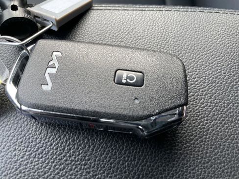 Used 2025 Kia Sportage EX image 34