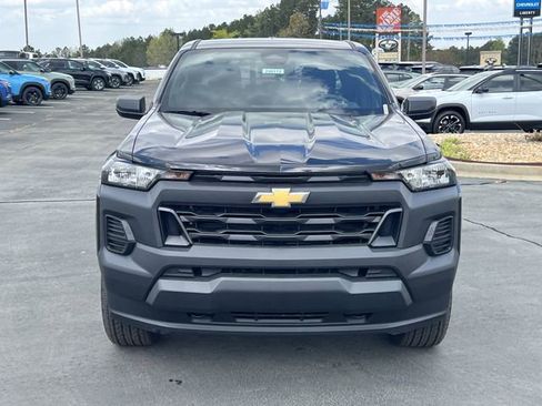 Used 2025 Chevrolet Colorado W/T image 2