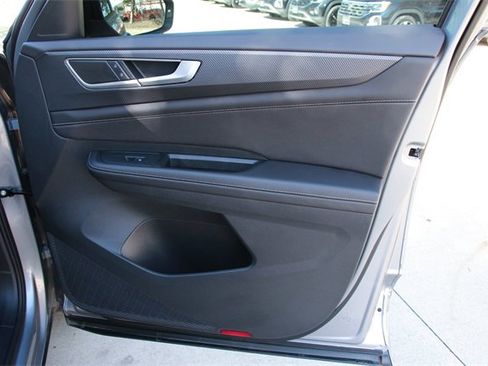 Certified 2025 Volkswagen Atlas Cross Sport SEL R-Line image 24